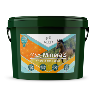 MEBIO Daily Minerals 4 kg / 8 kg – Codzienne witaminy i minerały dla koni z ziołami na odporność, kopyta i trawienie, multiwitamina