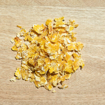 Feed-pile_with-background_CReal-Maisflocken-1024×683 St. Hippolyt C’Real Basics Maisflocken 15 kg – Biofermentowana płatkowana kukurydza dla koni sportowych, szybka energia
