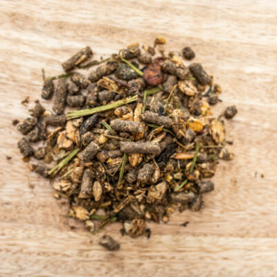 Feed-pile_with-background_Fohlengold-Müsli-1024×683 St. Hippolyt Fohlengold 20 kg – Musli, pasza dla źrebiąt i młodych koni na prawidłowy wzrost, mocne kości i zdrowe trawienie