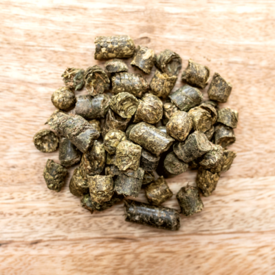 Feed-pile_with-background_GlyxWiese-Heucobs-1024×1024 St. Hippolyt Palatin Glyx-Wiese Heucobs 20 kg – Niskocukrowe trawokulki, sieczka dla koni dla koni starszych, z alergiami, na masę i problemy z zębami