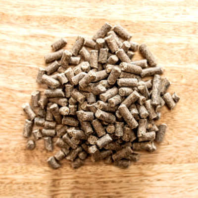 Feed-pile_with-background_Sorbinum-Calcium-1024×1024 St.Hippolyt Calcium Sorbinum 10 kg – Wapno dla koni z witaminą C na mocne kości, wrzody i ukąszenia owadów, alergie, problemy skórne