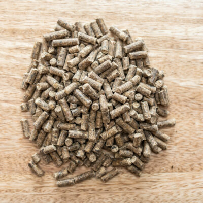 Feed-pile_with-background_Gemüse_Kräuter_Mineral-1536×1024 St. Hippolyt Gemüse-Kräuter-Mineralien 10 kg – Witaminy i minerały dla koni pracujących, multiwitamina na wsparcie kondycji i witalności