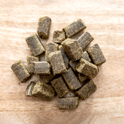 Feed-pile_with-background_Glyx-Lobs-1024×1024 St. Hippolyt Glyx Lobs 1 kg – Niskocukrowe smaczki dla koni z nadwagą, smakołyki na ochwat, EMS, wrzody i otyłość